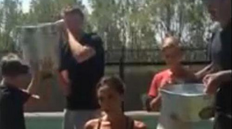 David és a gyerekek öntötték nyakon Victoria Beckhamet! - Videó