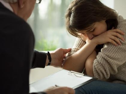 Leczenie psychiatryczne w ramach NFZ<BR><BR>

W ośrodku dziennym pomoc znajdą pacjenci, którzy nie mogą być leczenie w poradni i wymagają stałego pobytu w oddziale szpitalnym. Świadczone są usługi terapeutyczne takie jak psychoterapia i rechabilitacja. <BR><BR> Izba przyjęc świadczy pomoc przez całą dobę. To miejsce, w którym pacjent skorzysta z świadczeń w trybie nagłym, oraz może liczyć na kontynuowanie leczenai specjalistycznego oraz transport. <BR><BR> Do szpitala trafiają na podstawie skierowania pacjenci wymagajacy stałej obserwacji i opieki. Możliwośc przyjęcia bez skierowania mają w nagłych przypadkach osoby zzaburzeniami. 