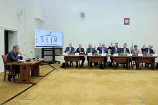 Tusk przed komisją śledczą: Odwrócony VAT budził kontrowersje, takie decyzje nigdy nie będą czarno-białe