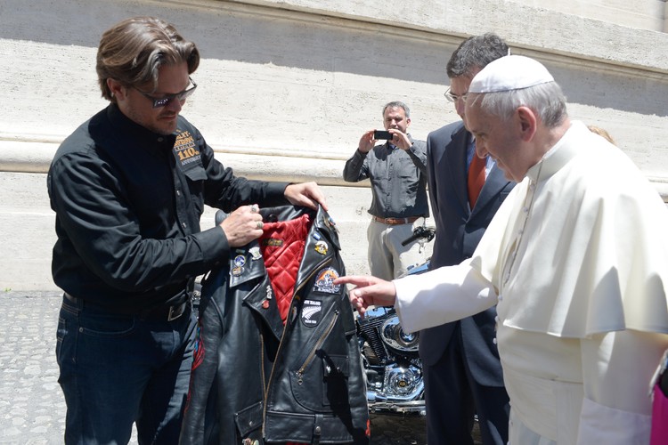 Papież Franciszek wystawia na sprzedaż motocykl Harley-Davidson