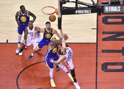 Warriors zmniejszyli stratę do Raptors. Wielki pech Duranta