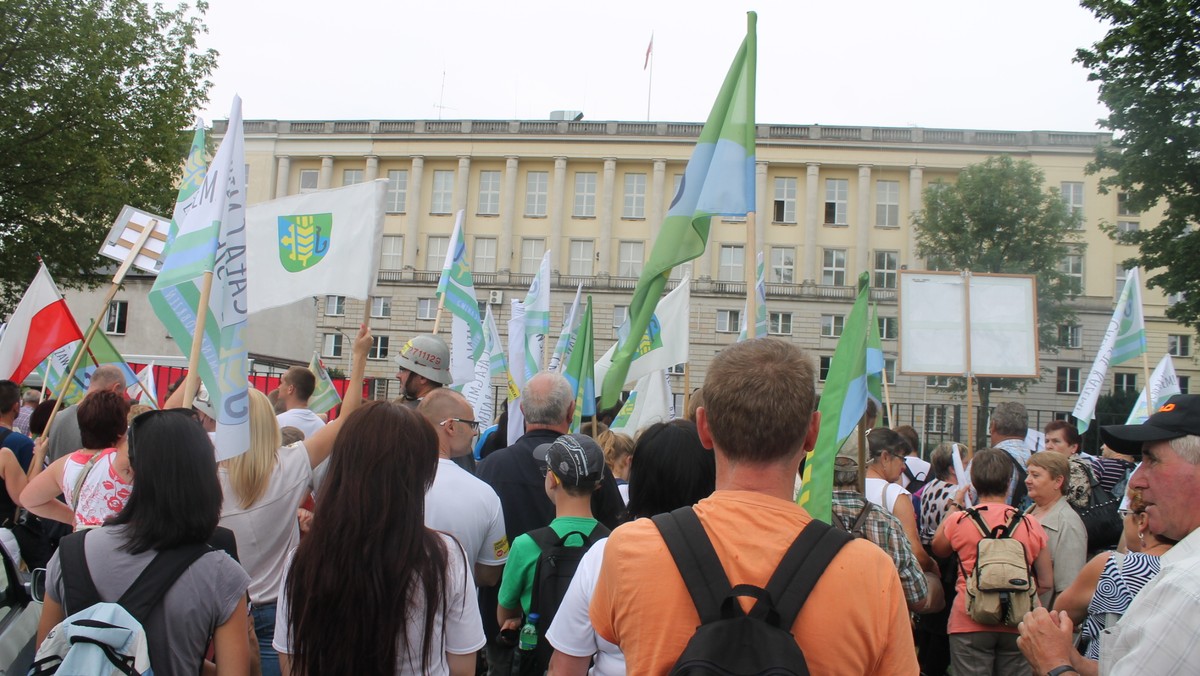 40 osobowa grupa z Dobrzenia Wielkiego pojechała dziś po raz kolejny protestować do Warszawy. U marszałka RP złożyli pismo protestacyjne. – Czy wola układu rządzącego Opolem na czele z Patrykiem Jakim, jest ważniejsza od potężnej krzywdy ludzkiej, którą wyrządzono mieszkańcom pozostawionej na skraju bankructwa gminy Dobrzeń Wielki? – pytają w piśmie. To kolejna akcja mieszkańców gmin sąsiadujących z Opolem, którzy nie chcą być przyłączeni do miasta.