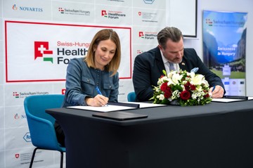 Aláíró felek: Dr. Molnár-Gallatz Zsolt,a Magyar Személyreszabott Egészségügy Fejlesztéséért Alapítvány kuratórium elnöke; Colette Matz,ügyvezető igazgató, Novartis Hungary