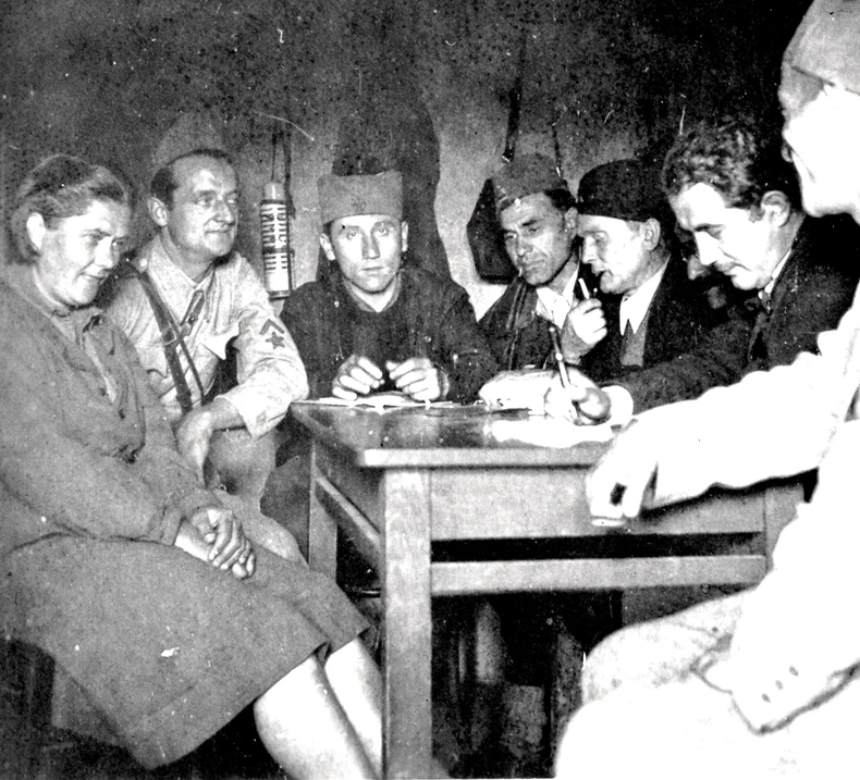 Ranković (treći sleva) sa članovima Vrhovnog štaba Titom, Đilasom, Arsom Jovanovićem i drugima. Upadljiv je Rankovićev srbijanski izgled