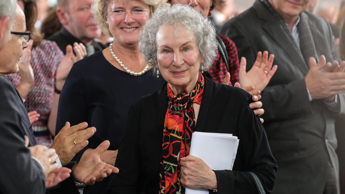 Kanadyjska pisarka Margaret Atwood odebrała w niedzielę we Frankfurcie nad Menem Nagrodę Pokojową Niemieckich Księgarzy - główne wyróżnienie wręczane na zakończenie Międzynarodowych Targów Książki. Autorka ostrzegła przed politykami, którzy chcą cofnąć czas.