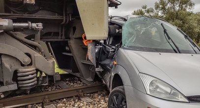 Auto zgasło mu na torach. Potem wjechał w niego pociąg. Ale to nie był koniec!