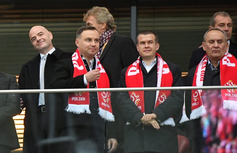 Prezydent Polski Andrzej Duda (2L) wraz z ministrem sportu Witoldem Bańką (2P)