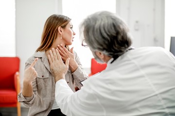 Koronavírus: ez a vakcina nem ajánlott pajzsmirigy betegeknek