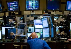 Marny koniec piątkowej sesji w Warszawie