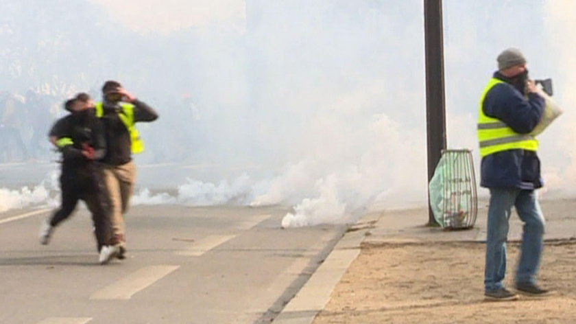 Groza w Paryżu. Jeden z demonstrantów... stracił rękę