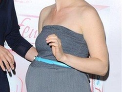 Aktorka z ciążowym brzuszkiem na salonach