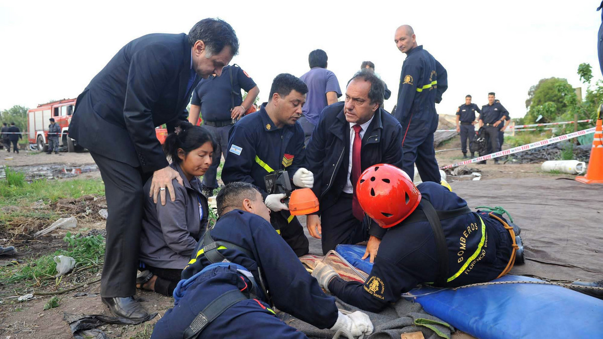 Po sześciu godzinach strażakom udało się uratować trzyletnią Vanesę Mamani, która we wtorek w pobliżu Buenos Aires wpadła do wąskiej studni o głębokości 23 metrów. Do ostatniej chwili nie było wiadomo, czy akcja zakończy się powodzeniem - pisze BBC.