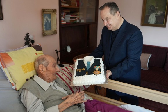 (FOTO) Heroj koji je preživeo Neretvu i Sutjesku slavi 104. rođendan! Dačić posetio legendarnog Mišu Lukića