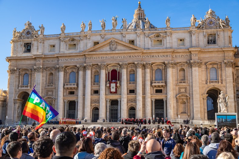 Podczas mszy na Placu Świętego Piotra, które prowadził papież Franciszek, niejednokrotnie pojawiały się tęczowe flagi