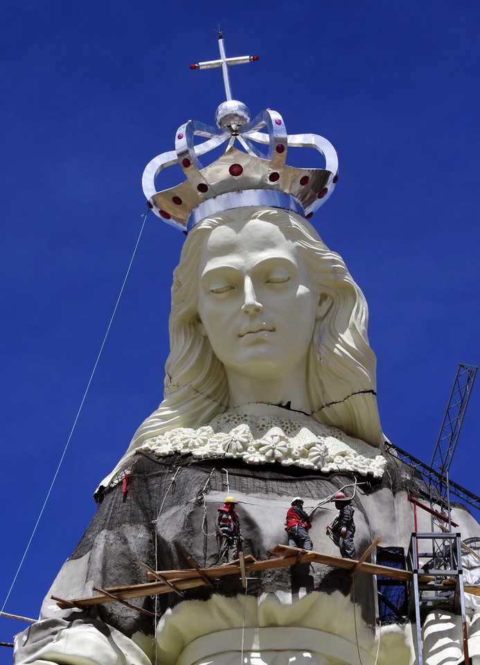 Kolosalny posąg Matki Boskiej, fot. Reuters/David Mercado