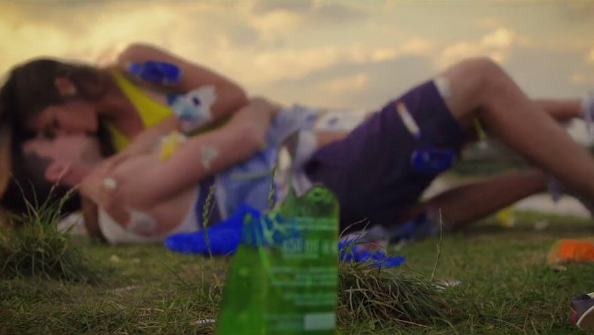 Rada Osiedla Stare Miasto przygotowała klip, w którym para młodych ludzi chce spędzić czas wolny nad Wartą. Randka jednak kończy się wśród porozrzucanych śmieci i porozbijanych butelek.