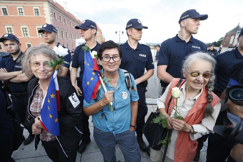 Obchody miesięcznicy smoleńskiej. Krakowskie Przedmieście odgrodzone