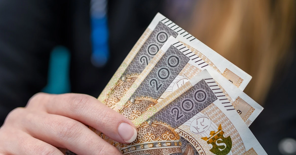 Osobom, które skończyły 50 lat przysługuje choćby 2066,28 zł brutto co miesiąc. Podwyżka obowiązuje już od czerwca