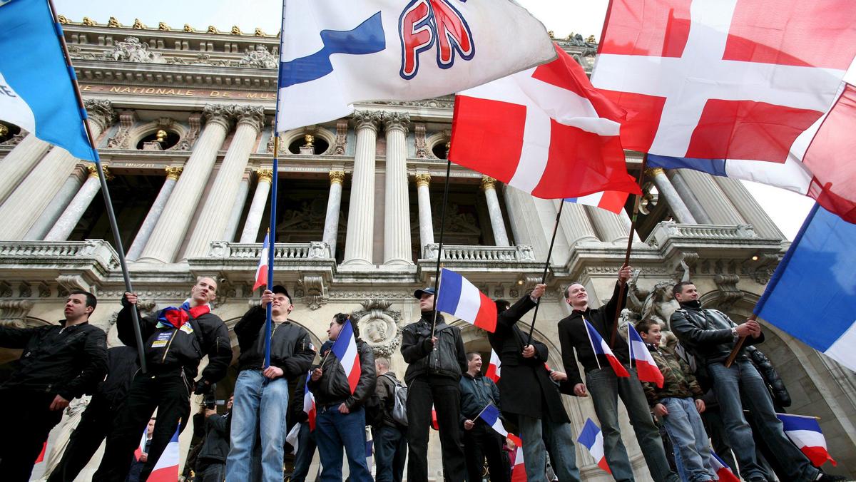 Zwolennicy nacjonalistycznego Frontu Narodowego, podczas marszu w Paryżu