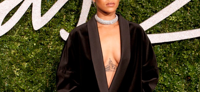 Rihanna zapomniała sukienki? Gwiazda znów szokuje na wielkiej gali [ZDJĘCIA]