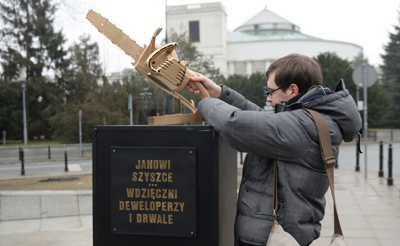 Politycy Partii Razem ustawili przed Sejmem pomnik - złotą piłę do cięcia drzewa - dedykowany ministrowi środowiska Janowi Szyszce