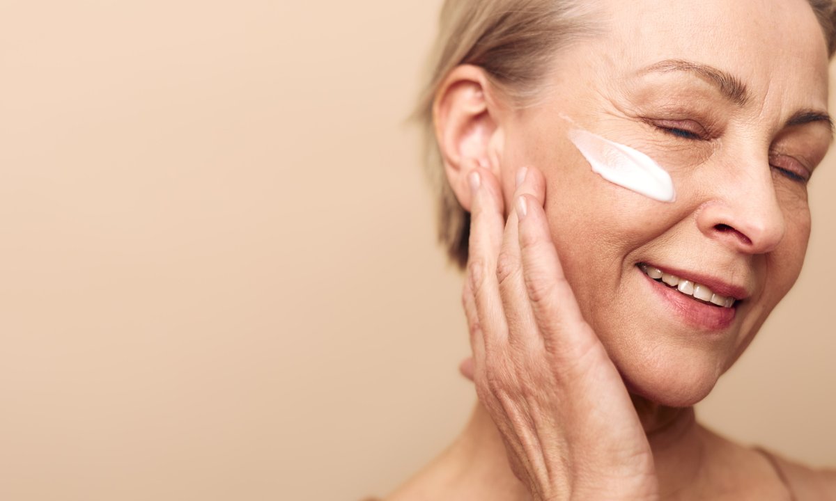 Ten krem z jadem węża hamuje starzenie i wygładza zmarszczki. "Codziennie wyglądam młodziej"