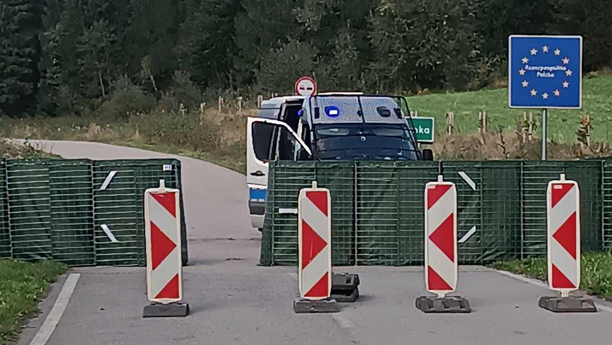 Mimo zamkniętych granic Słowacy szturmują Biedronkę w Istebnej