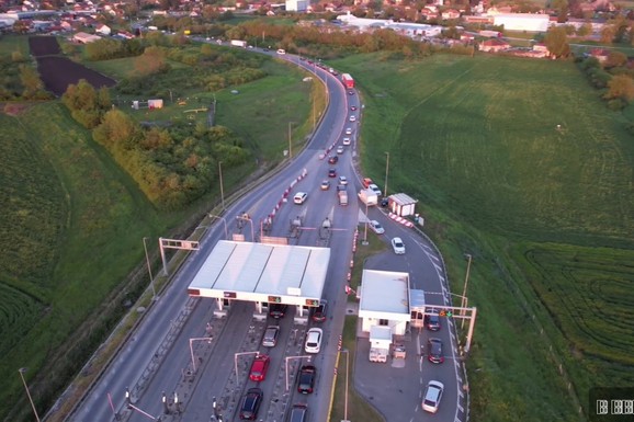 "Stigli smo u isto vreme kad i oni koji su krenuli 3 SATA PRE nas" Haos na putevima u Srbiji: Kolone od Požege do Zlatibora, zakrčenja i na naplatnim rampama (FOTO, VIDEO)