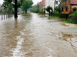 Kto zbija polityczny kapitał na powodzi?