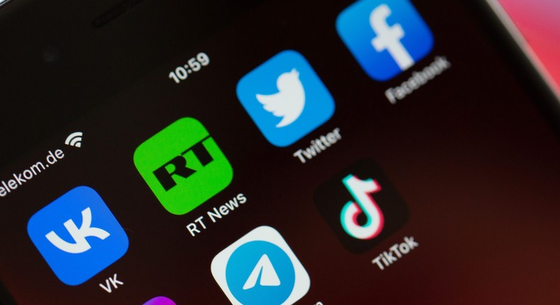 TikTok (rightmost icon in the second row) has said that it would ban Russia-backed news outlets such as RT (icon in the first row, second from left) from its platform in the EU. In this picture, the screen of a smartphone shows the logos of the apps VKontakte, Twitter, RT News, Facebook, Instagram, Telegram and TikTok