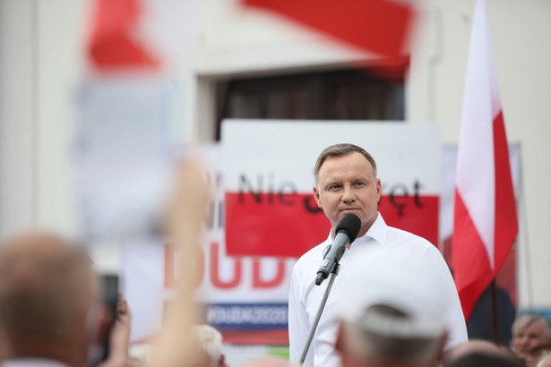 Serock, 17.06.2020. Kampania prezydencka 2020. Ubiegający się o reelekcję prezydent RP Andrzej Duda (C) podczas spotkania z mieszkańcami na rynku w Serocku, 17 bm. (kf) PAP/Leszek Szymański