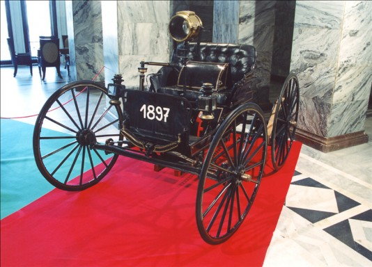 W zbiorach muzeum znajdziemy nawet najstarszy samochód w Polsce – JAG z 1897 roku! 