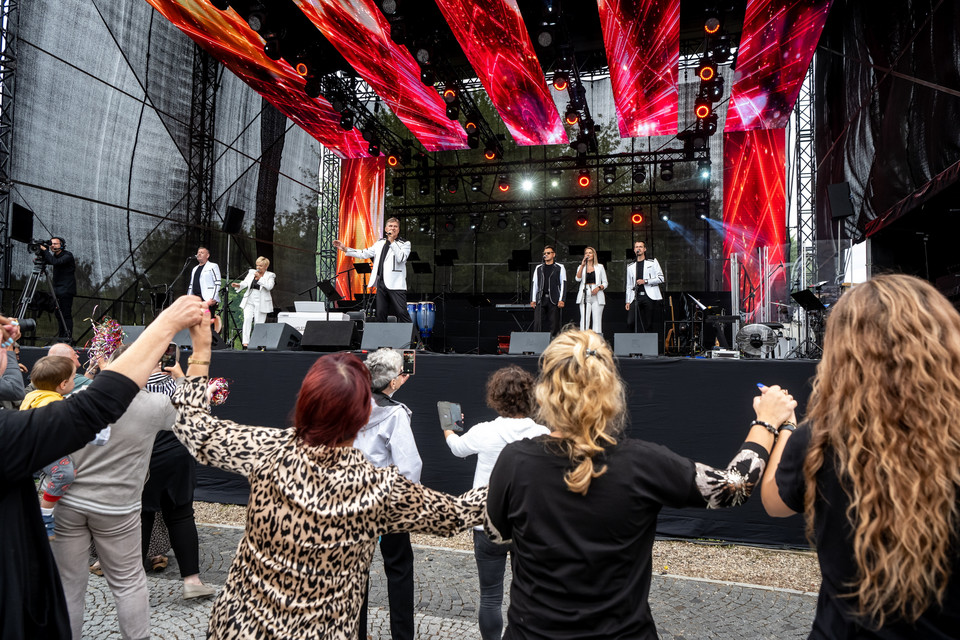 Koncert zespołu Bayer Full w amfiteatrze przy sanktuarium NMP Gwiazdy Nowej Ewangelizacji i św. Jana Pawła II w Toruniu