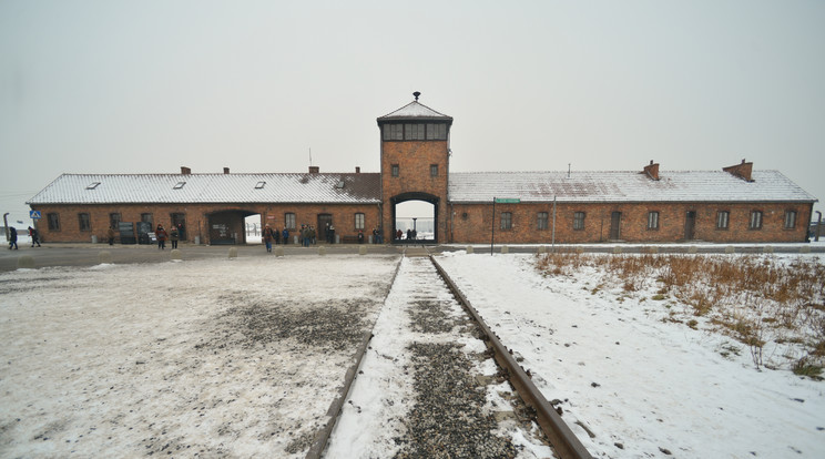 Az Auschwitz II - Birkenau tábor hírhedt bejárata 2018. január 23-án /Fotó: AFP
