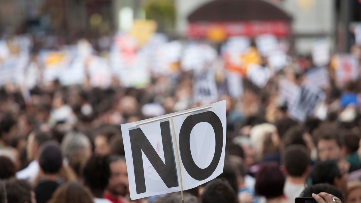 Kilka tysięcy Greków - pracowników służb miejskich i nauczycieli - protestowało w poniedziałek w Atenach przeciwko zwolnieniom w sektorze publicznym, które rząd przyrzekł międzynarodowym wierzycielom w zamian za pomoc finansową.