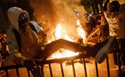 Biały policjant uderza w Trumpa i Bidena. Amerykę dopadł wirus rasizmu