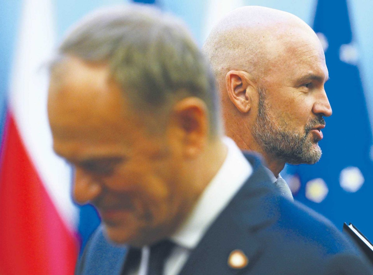 Spotkanie z przedstawicielami strony społecznej w sprawie deregulacji. Premier Donald Tusk i prezes InPost Rafał Brzoska. Warszawa, 24 marca 2025 r.