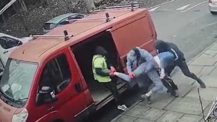 Videón, ahogy fényes nappal elrabolnak egy férfit: hátborzongató, ahogy begyömöszölik a furgonba