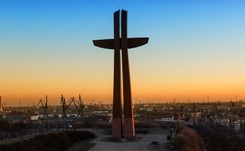 Zdewastowana tablica poświęcona ks. Jankowskiemu. 'S' Stoczni Gdańskiej apeluje do władz miasta