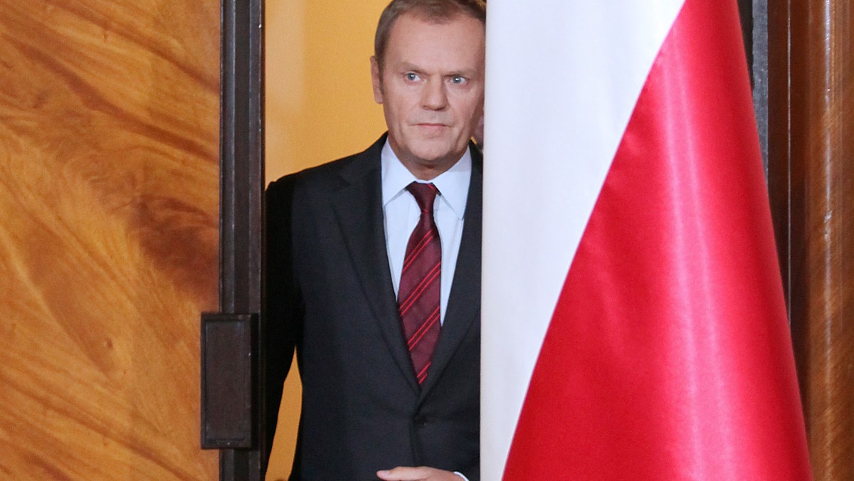 Premier Donald Tusk udaje się w środę wieczorem do Brukseli, gdzie weźmie udział w szycie UE. Unijni przywódcy będą rozmawiali m.in. o zasadach wzmocnienia dyscypliny budżetowej w UE. Polska chce, by koszty reformy emerytur były w pełni i trwale odliczane od deficytu.