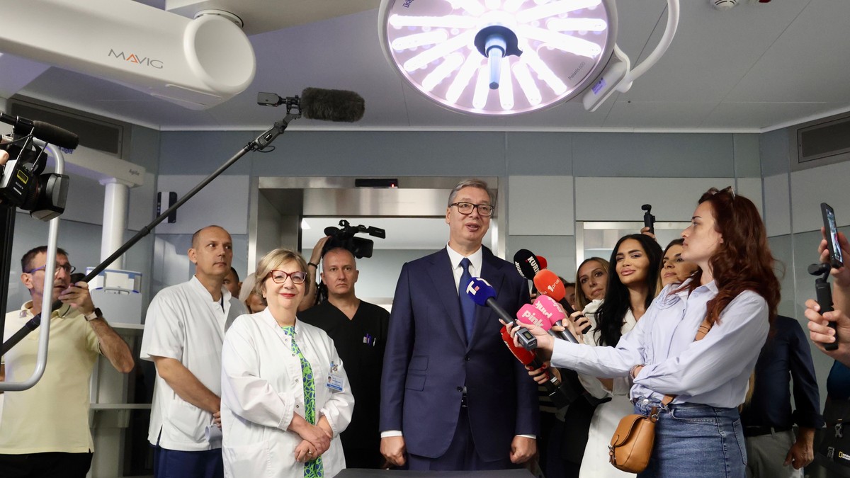 Vučić obilazi završne radove druge A faze Kliničkog centra Srbije