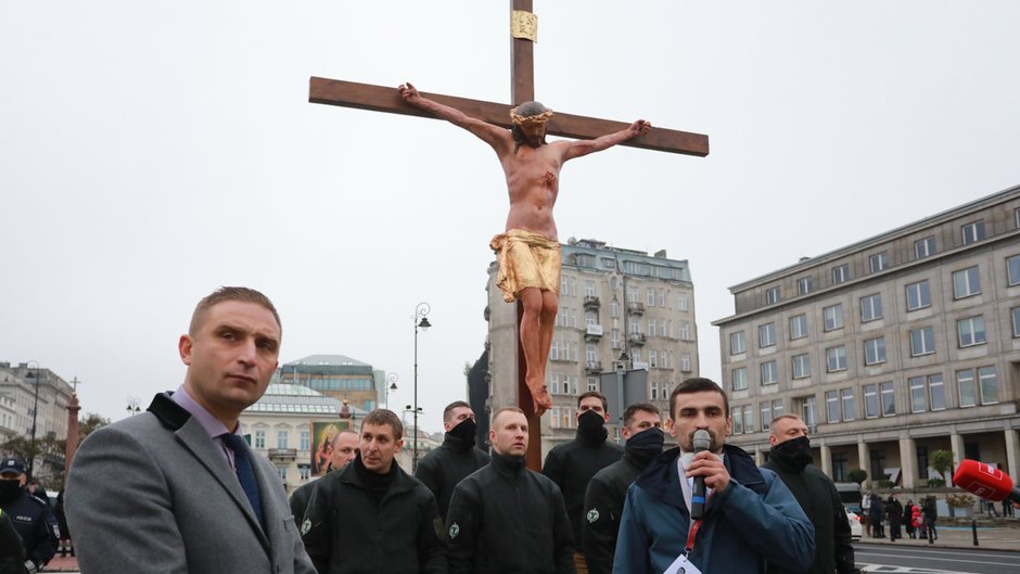 Robert Bąkiewicz (pierwszy z lewej) podczas "Marszu Różańcowego"