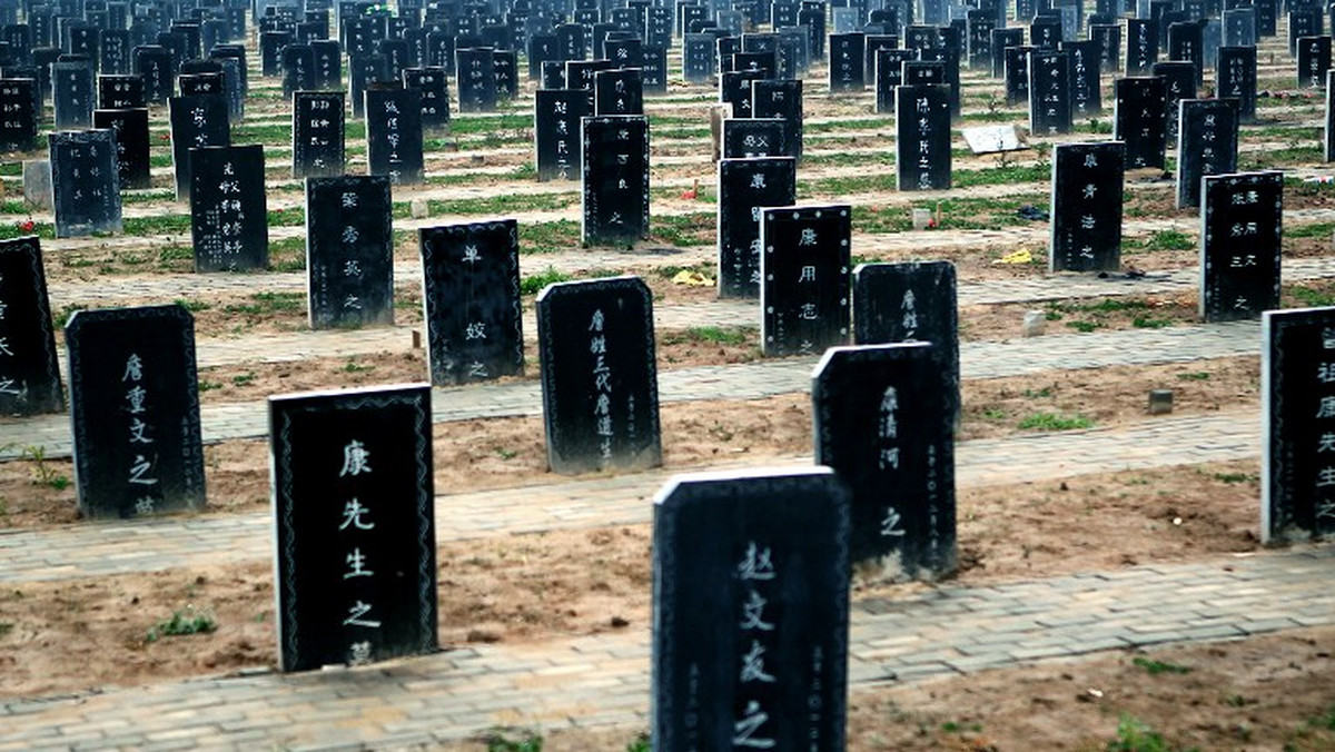 W chińskiej prowincji Henan nie milknie spór wokół decyzji władz, które rozpoczęły kontrowersyjną kampanię "oczyszczania ziemi z grobów". Lokalni urzędnicy uznali, że groby rolników, które zgodnie z tradycją umieszczano kiedyś na polach uprawnych, a także starożytne grobowce należy zaorać i zwiększyć obszar upraw.