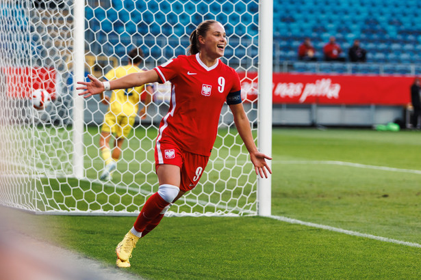 Zawodniczka reprezentacji Polski Ewa Pajor cieszy się z gola podczas meczu eliminacji piłkarskich Mistrzostw Świata Kobiet z Kosowem w Lublinie