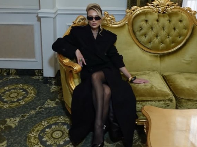 Jedan modni trik čini da all black kombinacija izgleda skupo i moćno