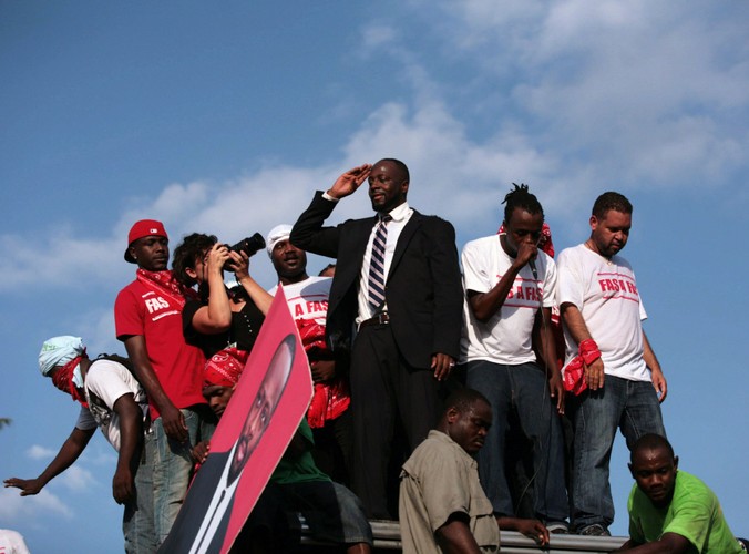 Pochodzący z Haiti amerykański muzyk Wyclef Jean wita się ze zwolennikami w Port au Prince po zgłoszeniu swej kandydatury do wyborów prezydenckich