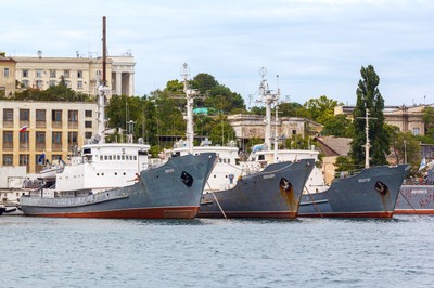 Poważne kłopoty rosyjskiego statku szpiegowskiego. Na maszt wciągnięto dwie czarne kule...