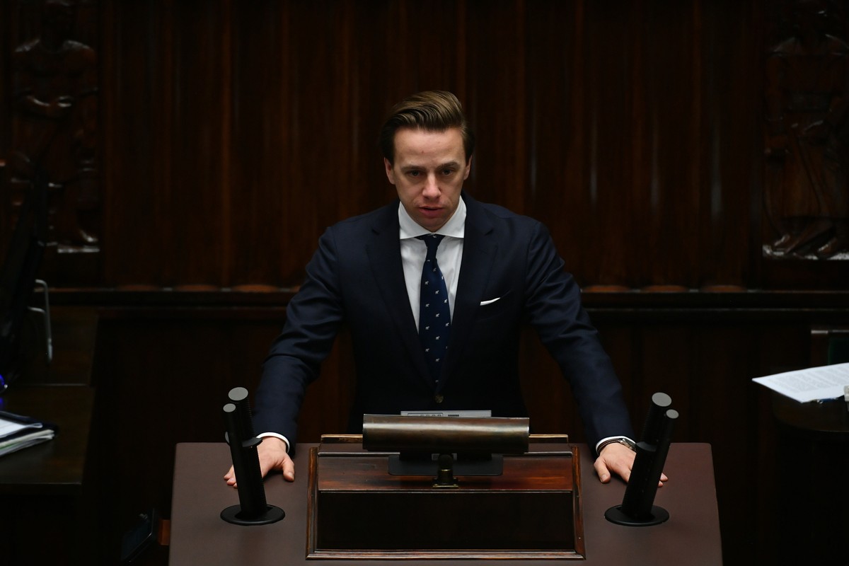 Warszawa, 24.02.2022. Poseł Konfederacji Krzysztof Bosak przemawia na sali obrad Sejmu w Warszawie, 24 bm. Sejm, który ma podjąć kolejną uchwałę ws. Ukrainy, stanowczo potępił rosyjską agresję i wezwał do wycofania jej sił z Ukrainy. (mr) PAP/Marcin Obara
