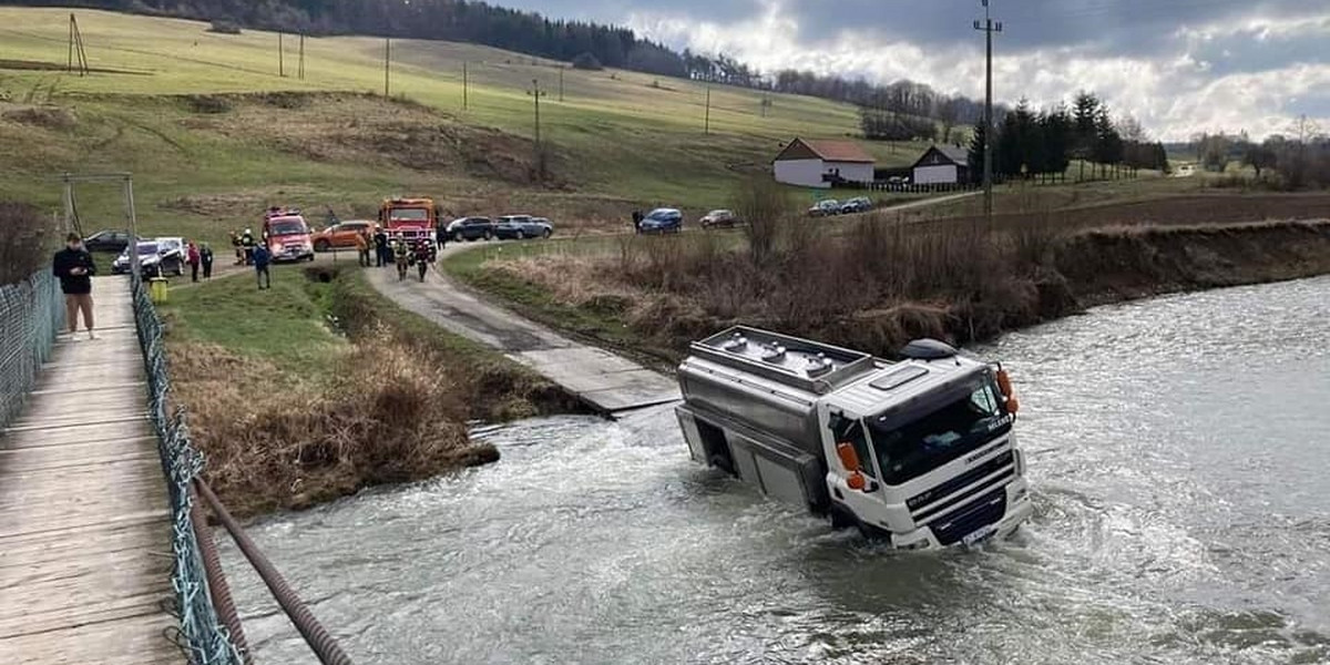 Ciężarówka utknęła na środku rzeki.