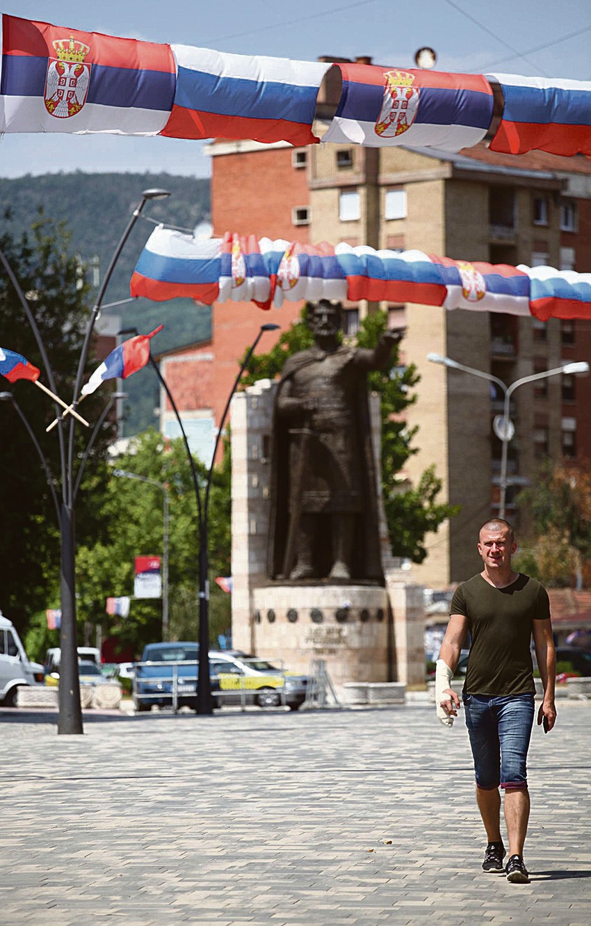 Srpskim delom Mitrovice dominiraju zastave  